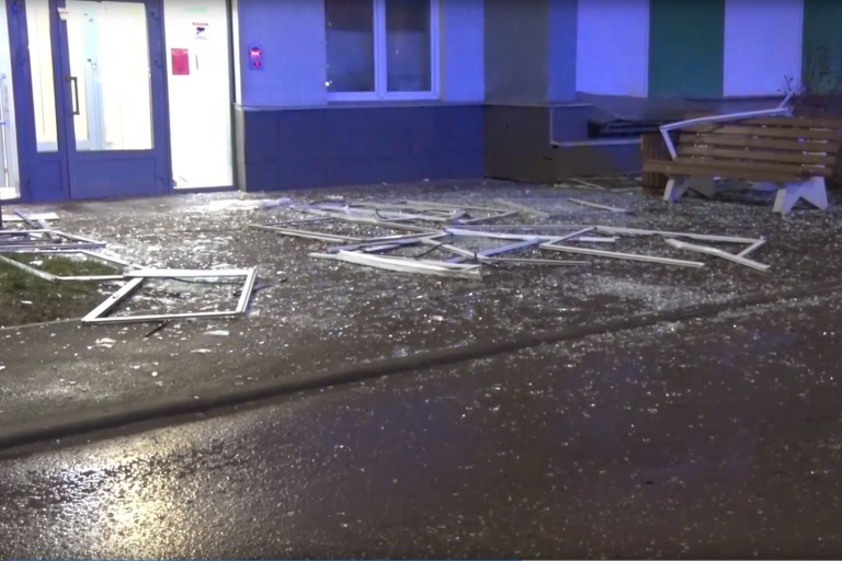 Появилось видео с места падения обломков БПЛА на многоэтажный дом в Твери
