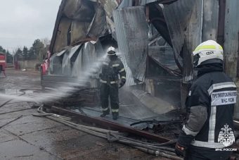 На тушении крупного пожара в Тверской области одному из огнеборцев досталось от своих коллег