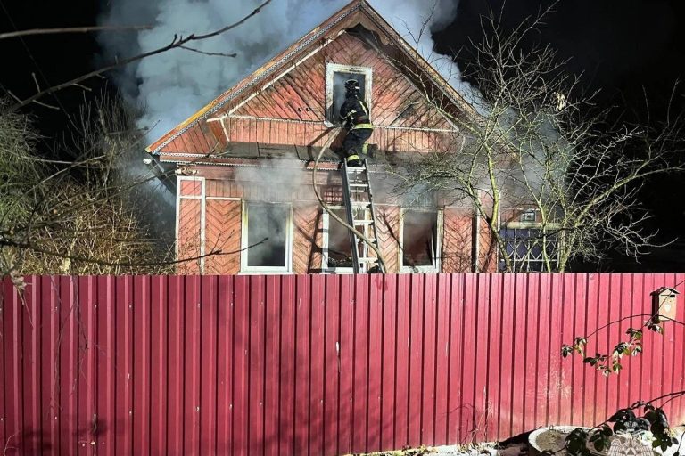 Жилой дом горел ночью в Тверской области