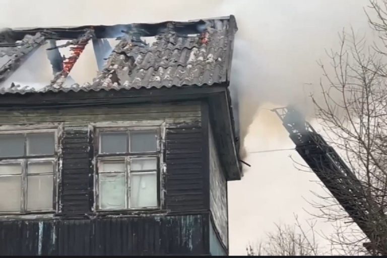 Двухэтажный жилой дом горел в Заволжском районе Твери