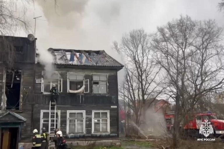 Двухэтажный жилой дом горел в Заволжском районе Твери