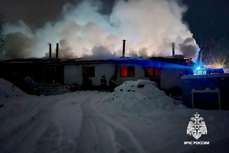 В Тверской области горел цех по производству поддонов