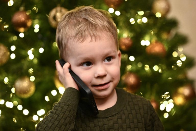 Расскажи, Снегурочка: в России вновь заработала горячая линия Деда Мороза и его помощников