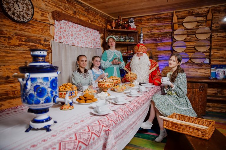 Расскажи, Снегурочка: в России вновь заработала горячая линия Деда Мороза и его помощников