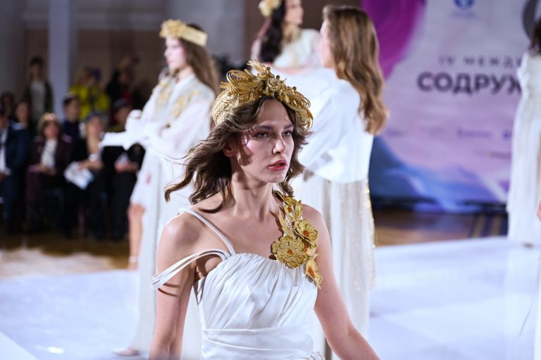 Союз дизайна и традиций: «Торжокские золотошвеи» вновь покорили международный форум в Санкт-Петербурге