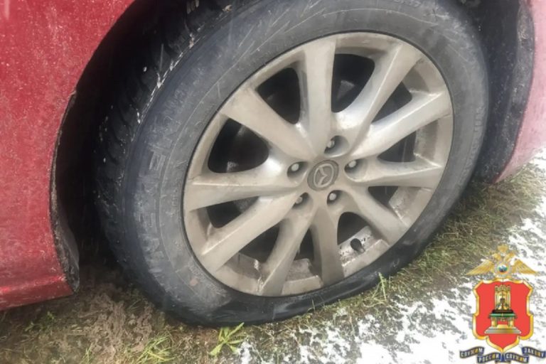 Житель Тверской области порезал колесо автомобиля и оказался под следствием