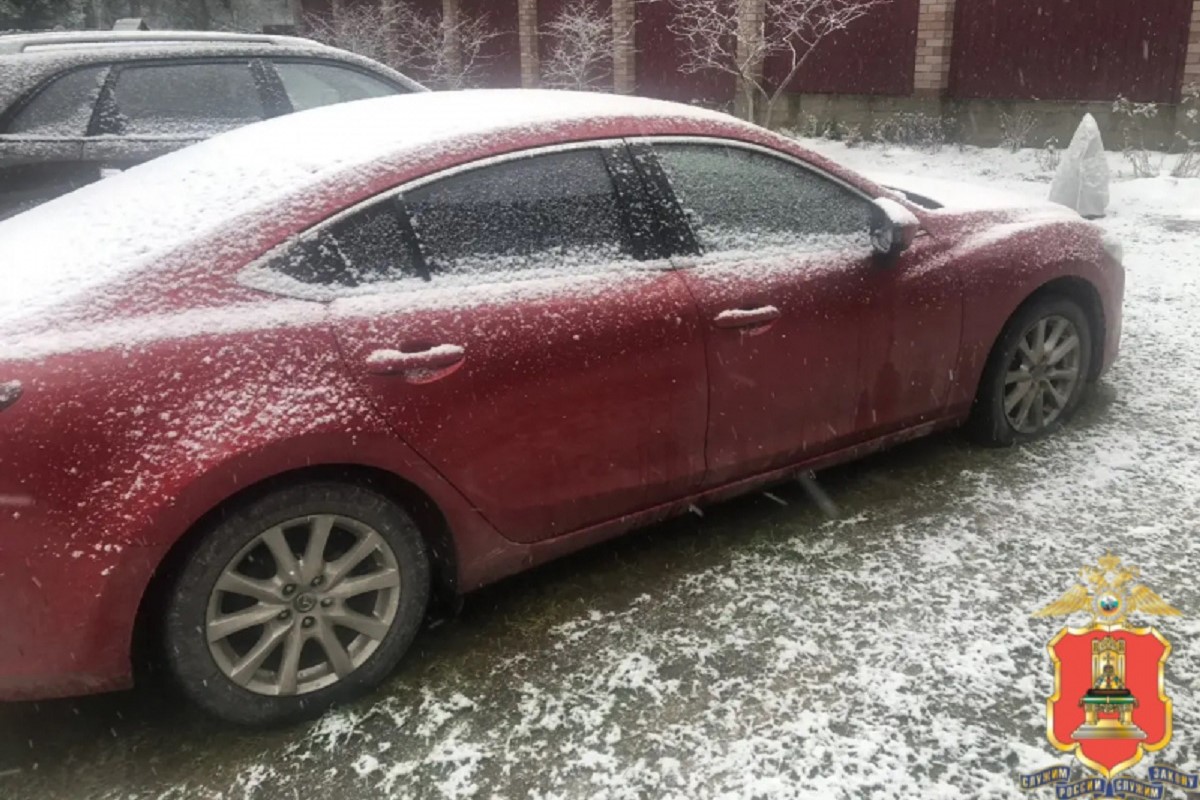 Житель Тверской области порезал колесо автомобиля и оказался под следствием