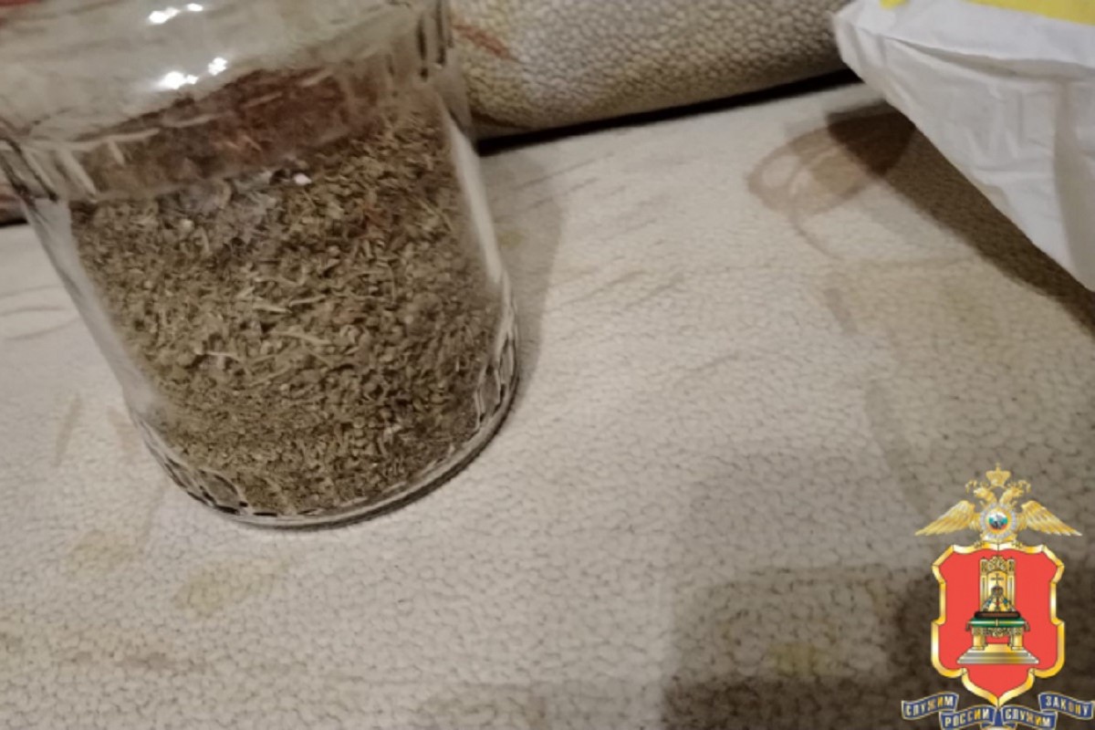 Житель Тверской области прятал у тещи банку с марихуаной