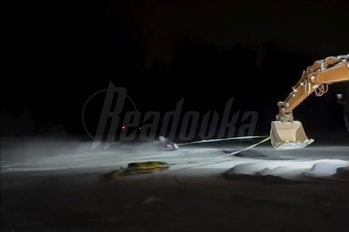 Экскаваторщик устроил опасный аттракцион с тюбингами в Тверской области