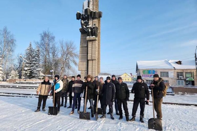 В Тверской области осужденные убирают с улиц снег