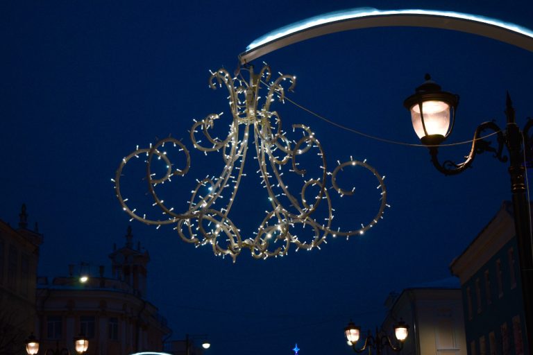 В Твери демонтируют новогодние ели и светодиодные конструкции