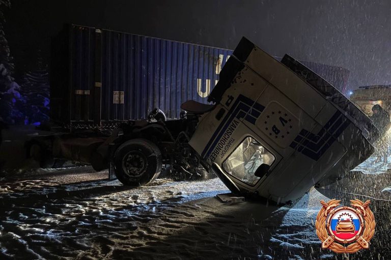 Фура протаранила отбойник на трассе в Тверской области, есть пострадавшие