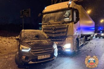 На М-10 под Тверью фура протаранила две легковушки, есть пострадавшие На М-10 под Тверью фура протаранила две легковушки, есть пострадавшие