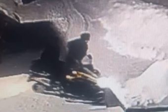 Возмутительное видео: в Тверской области гоняли на снегоходе по Аллее Героев