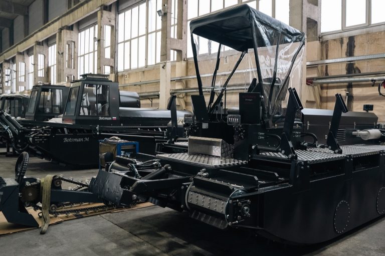 В Твери произвели первые мультифункциональные машины-амфибии, превосходящие западные аналоги