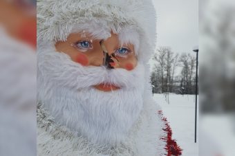 В Тверской области вандалы изуродовали Деда Мороза В Тверской области вандалы изуродовали Деда Мороза
