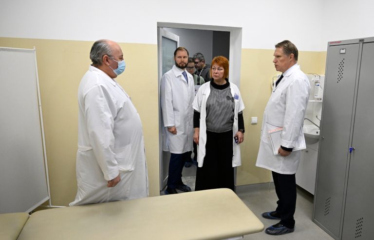 Михаил Мурашко прибыл в Тверскую область и обсудил с Виталием Королевым строительство ДОКБ