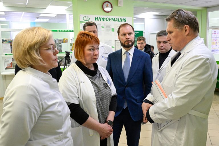 Михаил Мурашко прибыл в Тверскую область и обсудил с Виталием Королевым строительство ДОКБ