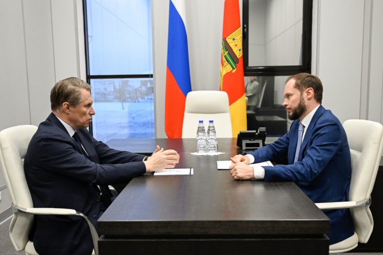 Михаил Мурашко прибыл в Тверскую область и обсудил с Виталием Королевым строительство ДОКБ