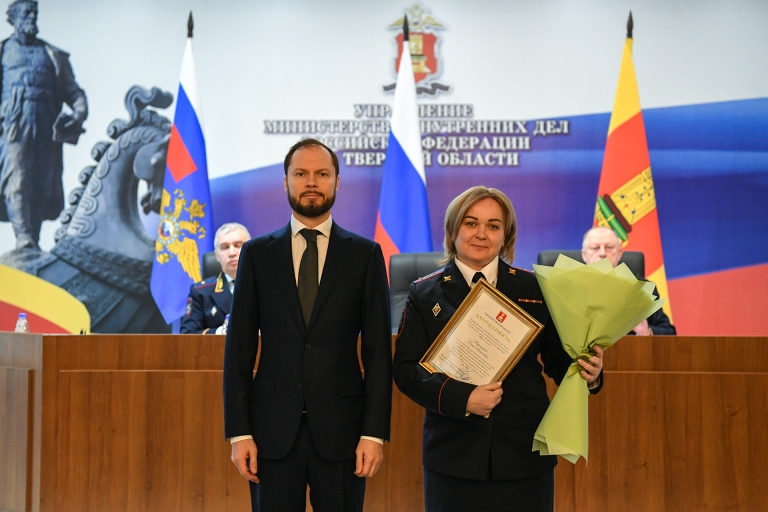 Глава Тверской области вручил полицейским ключи от новых служебных автомобилей