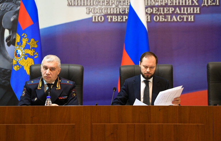 Глава Тверской области вручил полицейским ключи от новых служебных автомобилей