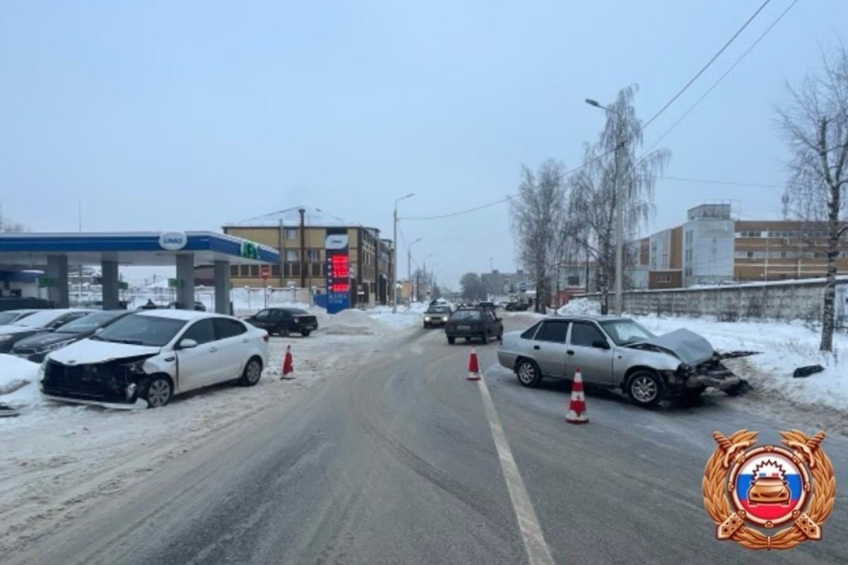 Легковушки столкнулись на улице Коминтерна в Твери