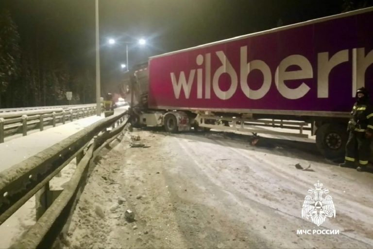 Из-за ДТП с фурой оказалось затруднено движение по М-11 в Тверской области