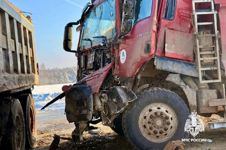 Два самосвала столкнулись в Тверской области