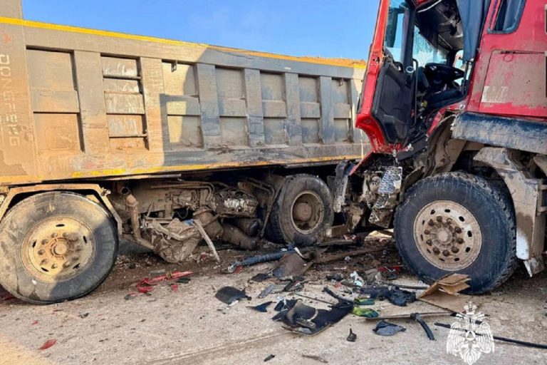 Два самосвала столкнулись в Тверской области