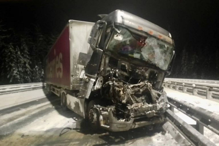 Из-за ДТП с фурой оказалось затруднено движение по М-11 в Тверской области