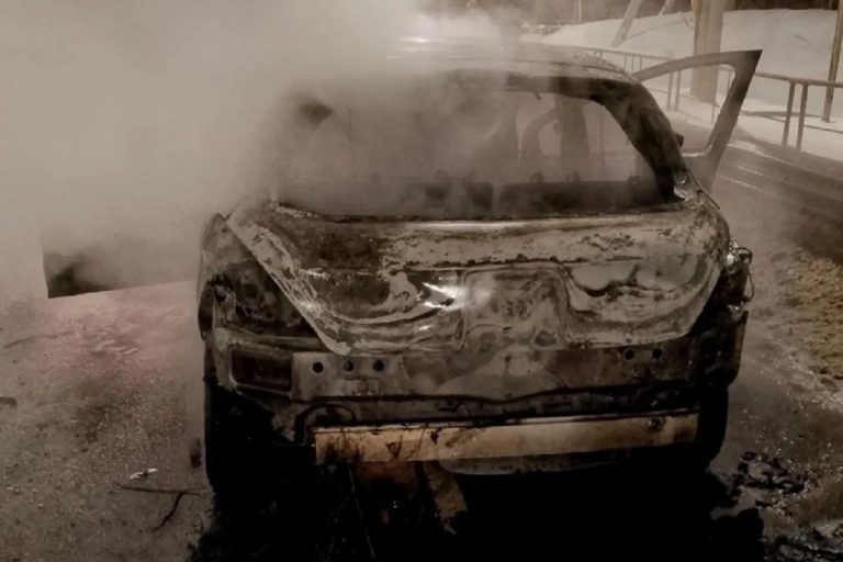 Автомобиль загорелся на М-9 в Тверской области