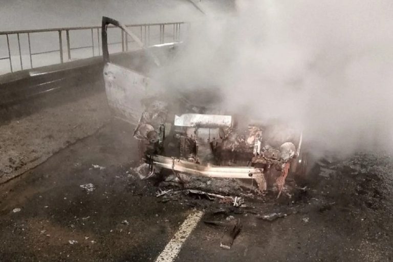 Автомобиль загорелся на М-9 в Тверской области