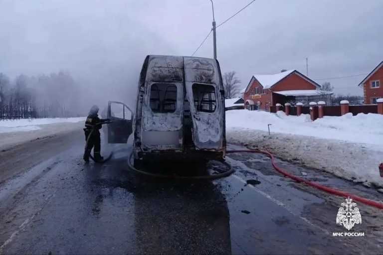 Микроавтобус загорелся на ходу в Тверской области