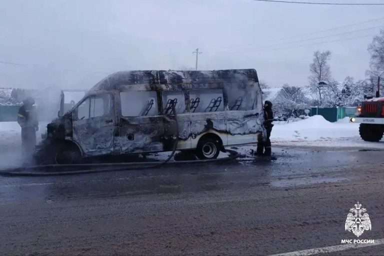 Микроавтобус загорелся на ходу в Тверской области