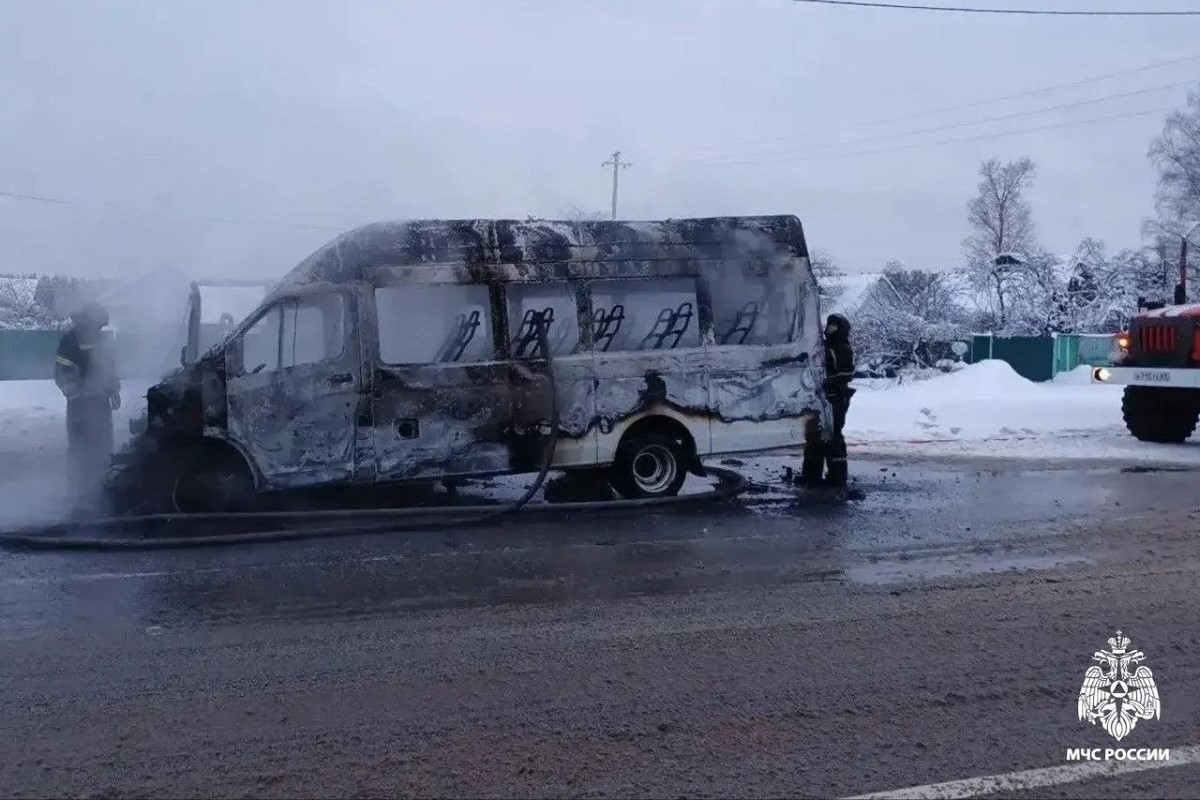 Микроавтобус загорелся на ходу в Тверской области