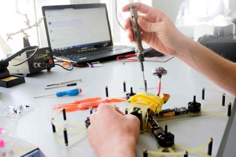 Российские школьники на занятиях будут собирать дроны