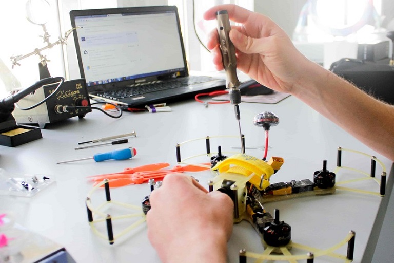 Российские школьники на занятиях будут собирать дроны