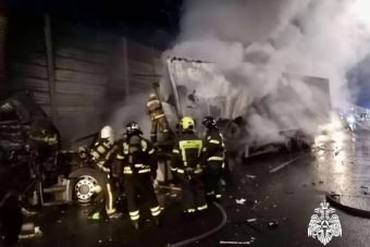 Два грузовика столкнулись на трассе М-11 в Тверской области