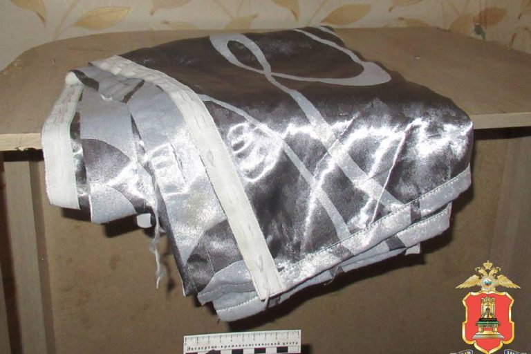 Житель Тверской области «вернул долг» шторой и столиком