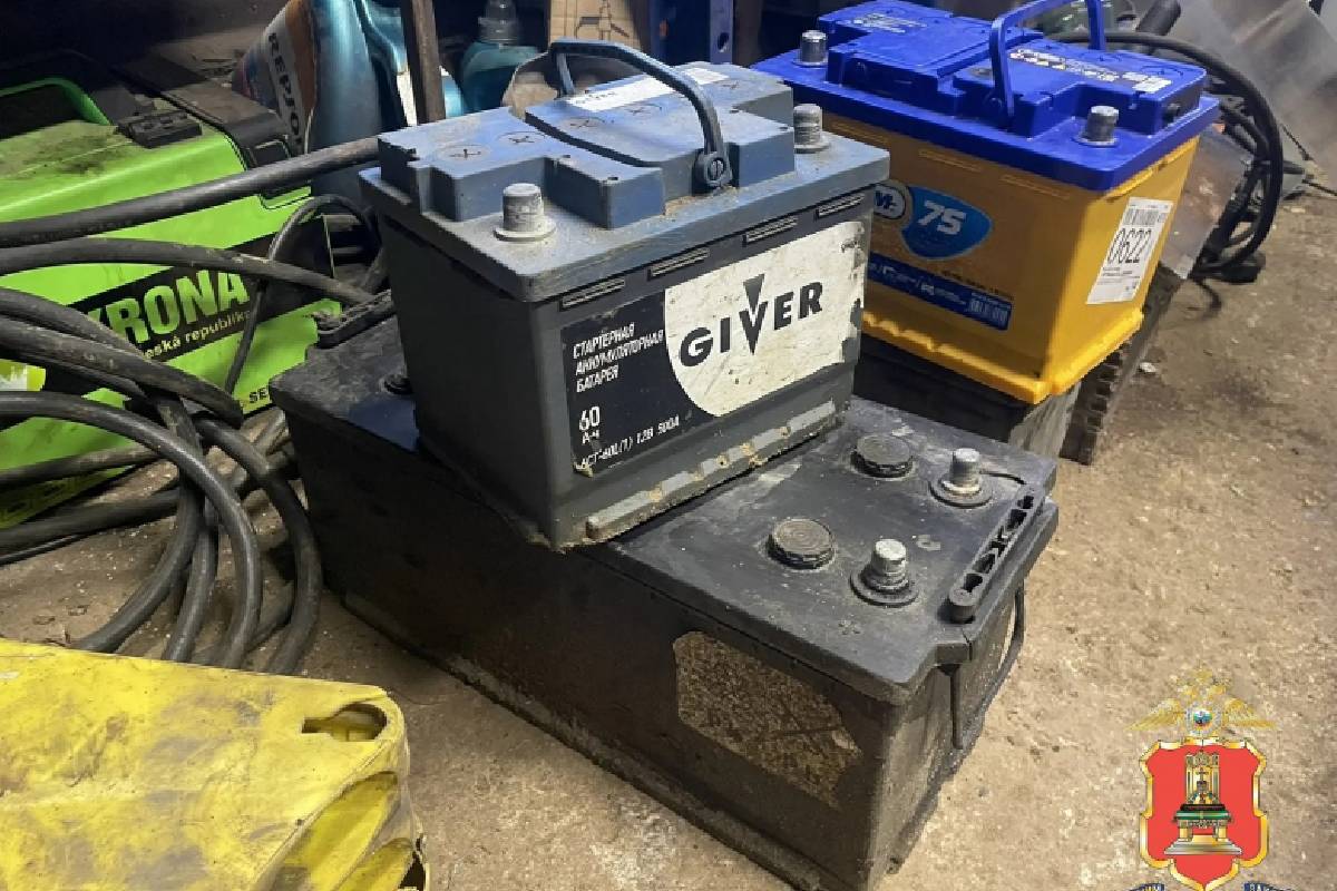 В Тверской области мужчина украл аккумуляторы с дорожного знака