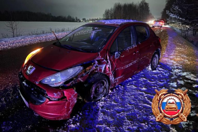 Под Тверью в лобовом столкновении двух авто пострадала семилетняя девочка