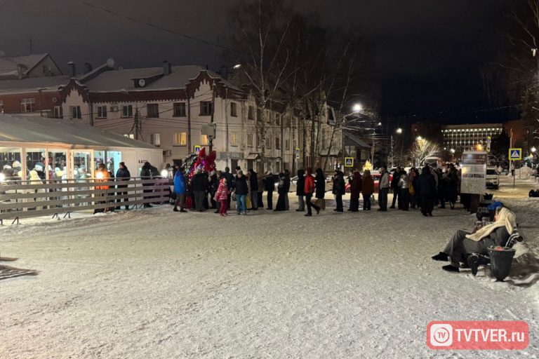 В Твери выросла длинная очередь из желающих попасть на каток в центре города