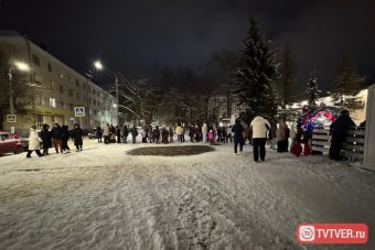 В Твери сняли длинную очередь из желающих попасть на каток в центре города В Твери сняли длинную очередь из желающих попасть на каток в центре города