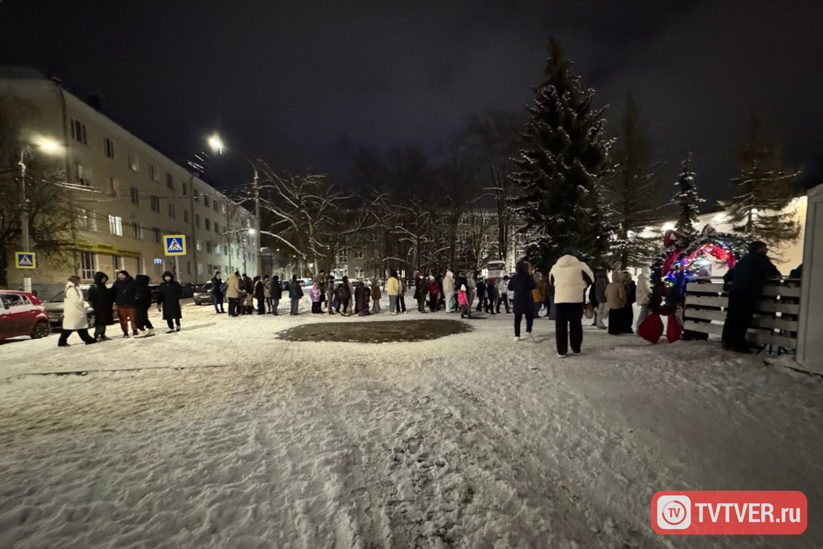 В Твери выросла длинная очередь из желающих попасть на каток в центре города