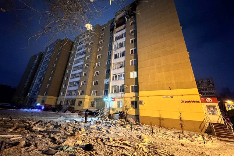 В Твери ведется ликвидация последствий падения обломков БПЛА на многоквартирный дом