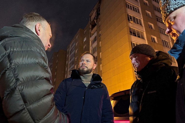 В Твери ведется ликвидация последствий падения обломков БПЛА на многоквартирный дом