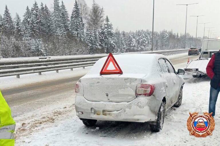 Пять человек, включая троих детей, пострадали в ДТП на М-11 в Тверской области