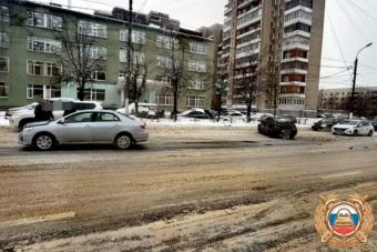 В Твери выезд легковушки с дворовой территории закончился ДТП с пострадавшим