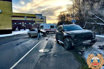 Два человека пострадали в ДТП на перекрестке у медвуза в Твери