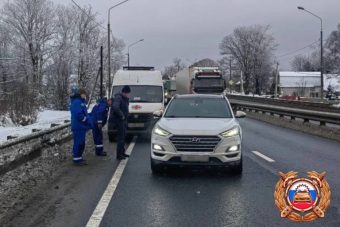 На М-10 в Тверской области водитель кроссовера скончался за рулем во время движения